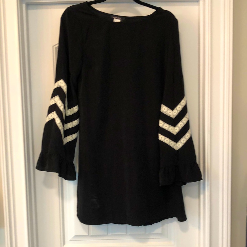 Knee length dress with flare sleeves